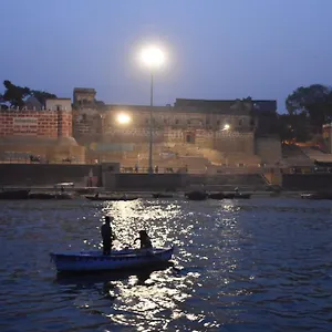 yogi-lodge.hotels-varanasi.com/